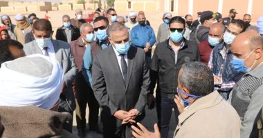 محافظ سوهاج يتفقد قرى الظهير الصحراوي بالمراغة وأخميم