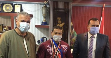 تعليم المنوفية تكرم المعلم بطل كمال الأجسام بعد فوزه بالمركز الثانى