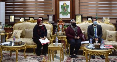 محافظ المنيا يبحث مع وفد هيئة إنقاذ الطفولة الدولية تنفيذ مشروع "قرية متعلمة"