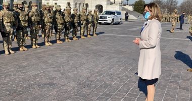 نانسى بيلوسى تقدم هدية ورسالة شكر "مباشرة" لقوات الحرس الوطنى خارج الكونجرس