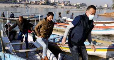 من السيارة للعبّارة.. ركاب بغداد يهربون من الاختناقات المرورية إلى الجسور.. ألبوم صور
