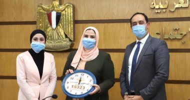 متطوعة بصندوق مكافحة الإدمان تهدى وزيرة التضامن ساعة حائط من صنع أهالى الأسمرات