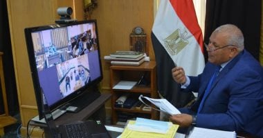 محافظ الوادي الجديد يتابع موقف تقنين الأراضى مع رؤساء المراكز عبر الفيديو كونفرانس