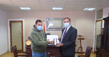 جامعة سوهاج تكرم فنى تكييف أعاد تشغيل 11 كولدير ثمنها 200 ألف جنيه