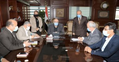 محافظ بنى سويف يشهد توقيع بروتوكول تنفيذ أعمال رصف بعدة طرق
