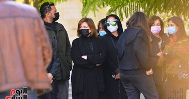 زكريا عزمى وإيهاب طلعت وإلهام شاهين فى وداع صفوت الشريف لمثواه الأخير.. صور