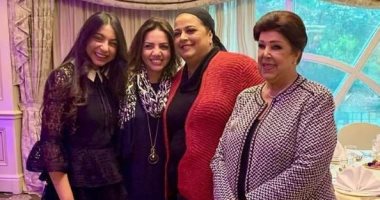 الفنانة الراحلة رجاء الجداوى بصحبة ابنتها وحفيدتها فى صورة من دولاب الذكريات