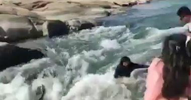 هوس السوشيال ميديا.. صورة سيلفى تتسبب فى غرق امرأة هندية.. فيديو وصور