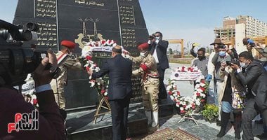 محافظ أسوان يضع أكاليل الزهور على النصب التذكارى للشهداء فى العيد القومى.. صور وفيديو