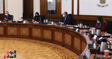 رئيس الوزراء يتابع مع وزيرة التعاون الدولى موقف المشروعات التنموية الممولة.. صور