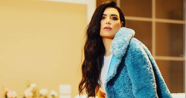 عبير صبرى تتألق فى جلسة تصوير شتوية بالبالطو × 7 صور