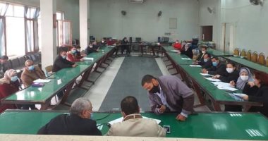 رئيس مدينة المنيا يناقش خطة الرصف والطرق المقترحة
