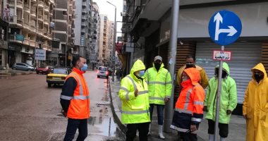 رئيس شركة الصرف الصحى بالأسكندرية يتابع أعمال سحب مياه الأمطار أثناء نوة الفيضة