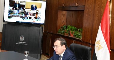 الملا يوجه شركتى مصر والتعاون للبترول بالتوسع فى توفير منتجات التعقيم للجمهور 