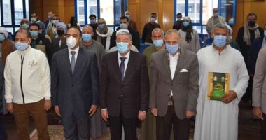 محافظ المنيا يُسلم 107 عقداً جديداً لتقنين أوضاع أراضى أملاك الدولة