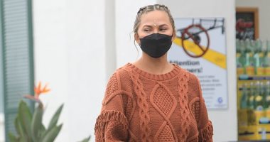 نجمة تلفزيون الواقع كريستى تتسوق مرتدية الكمامة.. صور