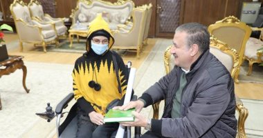 مواطنة من ذوى الهم تهدى محافظ المنوفية مصحفا تقديرا لجهوده فى دعم ذوى الإعاقة