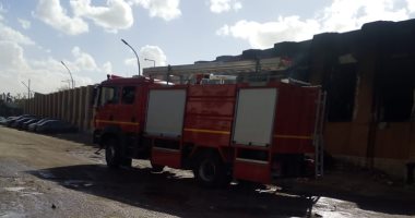 الحماية المدنية تسيطر على حريق الورش بالعباسية وتبدأ عملية التبريد..صور