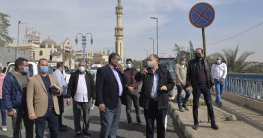 محافظ أسيوط يتفقد رصف شارع أحمد حسن الباقورى بمنطقة الوليدية.. صور
