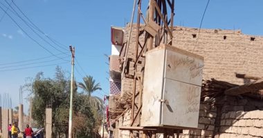  استبدال أسلاك الجهد المتوسط بكابلات أرضية بقرية العزايزة فى أسيوط