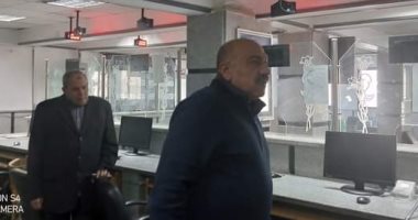رئيس حى الضواحى يتفقد العمل بالمركز التكنولوجى لتلقى طلبات التصالح