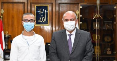 والدة الطالب زياد: لقاء محافظ قنا رسم البسمة على وجهه وطمأن قلبه
