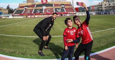 ابنا الشناوى يلتقطان سيلفي مع الأخطبوط بقميص محمد صلاح فى ملعب التتش
