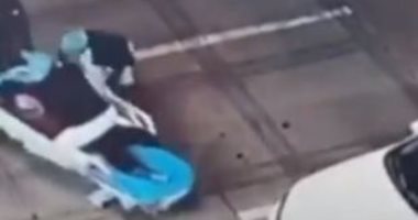 طاقم طبى ينقذ عجوز صينى توقف قلبه خلال نقله بسيارة اسعاف للمستشفى.. فيديو