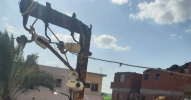 أهالى عزبة الحمايدة بالشرقية يشكون تهالك أعمدة الإنارة.. ورئيس المدينة يستجيب