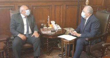 وزير الزراعة يبحث مع محافظ الوادى الجديد دفع مشروعات التنمية الزراعية بالمحافظة