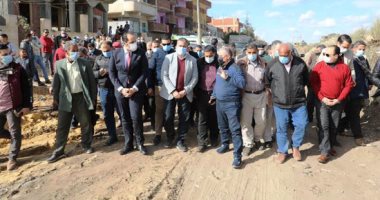 محافظ المنوفية ورئيس السكة الحديد يتفقدان بدء إحياء خط كفر داود - السادات..صور