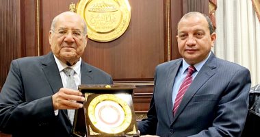 رئيس جامعة بنى سويف يزور رئيس مجلس الشيوخ ويهديه درع الجامعة