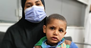والدة الطفل عبد الرحمن: الشاب الشهم أنقذ ابنى وأعطانى أجر يومه كاملا.. صور