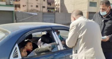 رئيس حى المناخ ببورسعيد يوزع كمامات على الأطفال لحث المواطنين الإلتزام بالإجراءات 