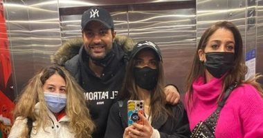كريم فهمى وزوجته داخل الأسانسير فى أول ظهور بعد تعافيه من كورونا
