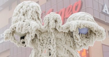 عمود إنارة يكتسى بالجليد بالمدينة الأبرد فى العالم ياكوتسك الروسية (صورة)