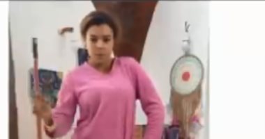 ناهد السباعي تظهر بالبيجاما والفستان.. وتعلق: الأيام الطبيعية للبنات.. فيديو