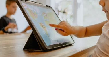 خبراء: الأطفال سيواجهون أعراض انسحاب إدمانية من الأجهزة الذكية بعد انتهاء كورونا