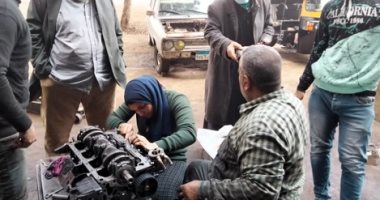 أشطر أسطى بالدقهلية..سارة تعلمت الميكانيكا من والدها وتساعده بورشة سيارات..صور