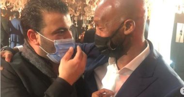 الروح الرياضية بتجمع.. عماد متعب بصحبة شيكابالا فى حفل زفاف نادر حمدي "صور"
