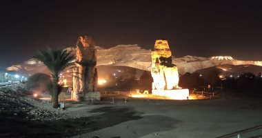 تمثالا "ممنون" أضخم تماثيل الفراعنة بالأقصر يدخلان مشروع الإضاءة الليلية للمعابد بالبر الغربى.. رئيس القرنة: أنهينا المشروع وتم افتتاحه فى يناير.. والتمثالان بناهما الملك أمنحتب الثالث بارتفاع 21.90 متر.. صور