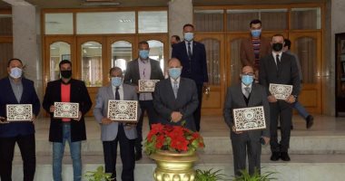 محافظ أسيوط يكرم وكيلى التموين والصحة بالمحافظة وبعض العاملين تقديرا لجهودهم