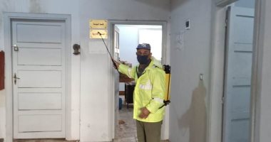 رش وتطهير الشوارع والمنشآت والمصالح الحكومية بالبحيرة.. صور