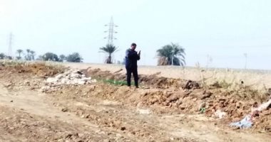 رئيس مدينة الزينية بالأقصر يتفقد تمهيد ورصف طريق خط السكة الحديد الشرقى..صور