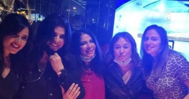 منى الشاذلى تحتفل بعيد ميلاد ياسمين عبد العزيز.. وتؤكد: انبسطت مع الحبايب