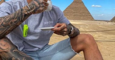 اثنين من أهم المدونين فى بريطانيا يزورون الأهرامات ومعالم القاهرة التاريخية.. صور