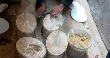 ضبط 2.75 طن فلفل أسمر وقرفة مخزنة بطريقة خطرة وإعدام 418 كيلو أغذية فاسدة بالدقهلية
