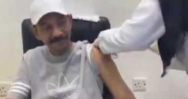 عبادى الجوهر يتلقى لقاح كورونا ويوجه رسالة شكر إلى العاهل السعودي.. "فيديو"