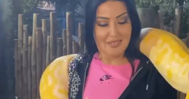 سمية الخشاب تحمل ثعبانا ضخما على كتفيها.. ومتابعوها: قلبك جامد.. فيديو وصور