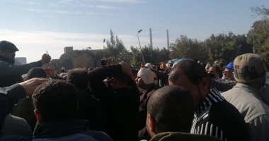 وقفة لعمال "الحديد والصلب" فى حلوان للمطالبة بتطوير وتحديث الشركة